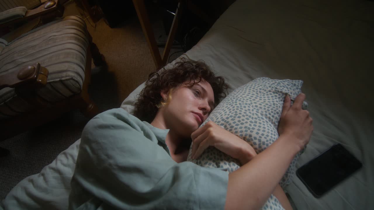 mujer durmiendo en la cama