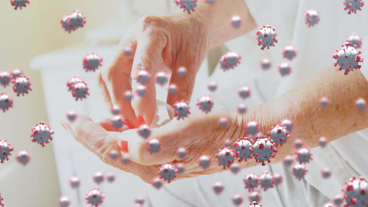 집에서 알약을 복용하는 고령 백인 여성 위에 떠다니는 거대 코로나19 세포의 애니메이션