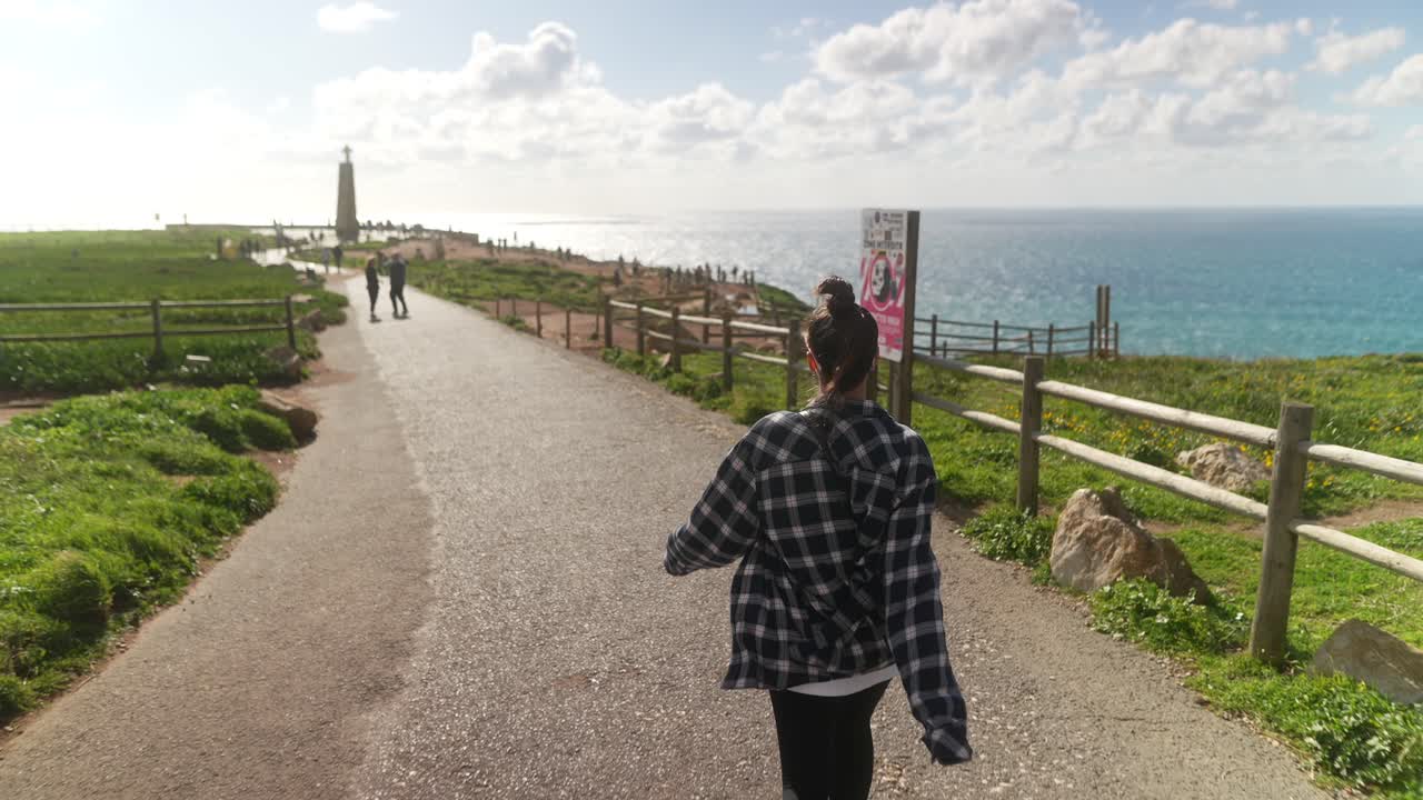 해안 길 을 따라 고 있는 여자