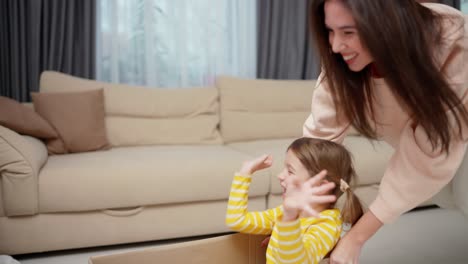 La-Joven-Madre-Y-Su-Pequeña-Hija-Juegan-Locos-Juegos-Creativos-En-Casa.