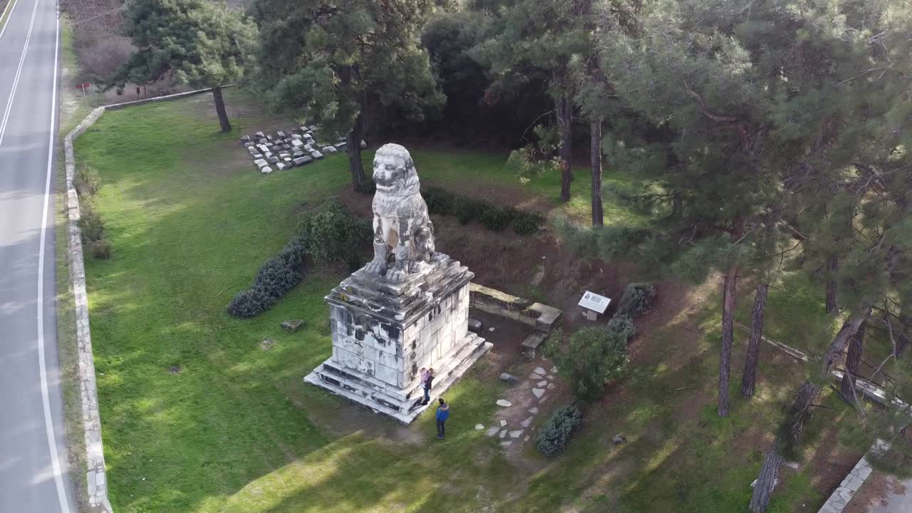 Ripresa cinematografica con drone in orbita del Leone di Anfipoli del IV secolo a.C. Una vista a 180 gradi dell'iconico monumento in marmo, simbolo del valore militare macedone e dell'antica storia greca.