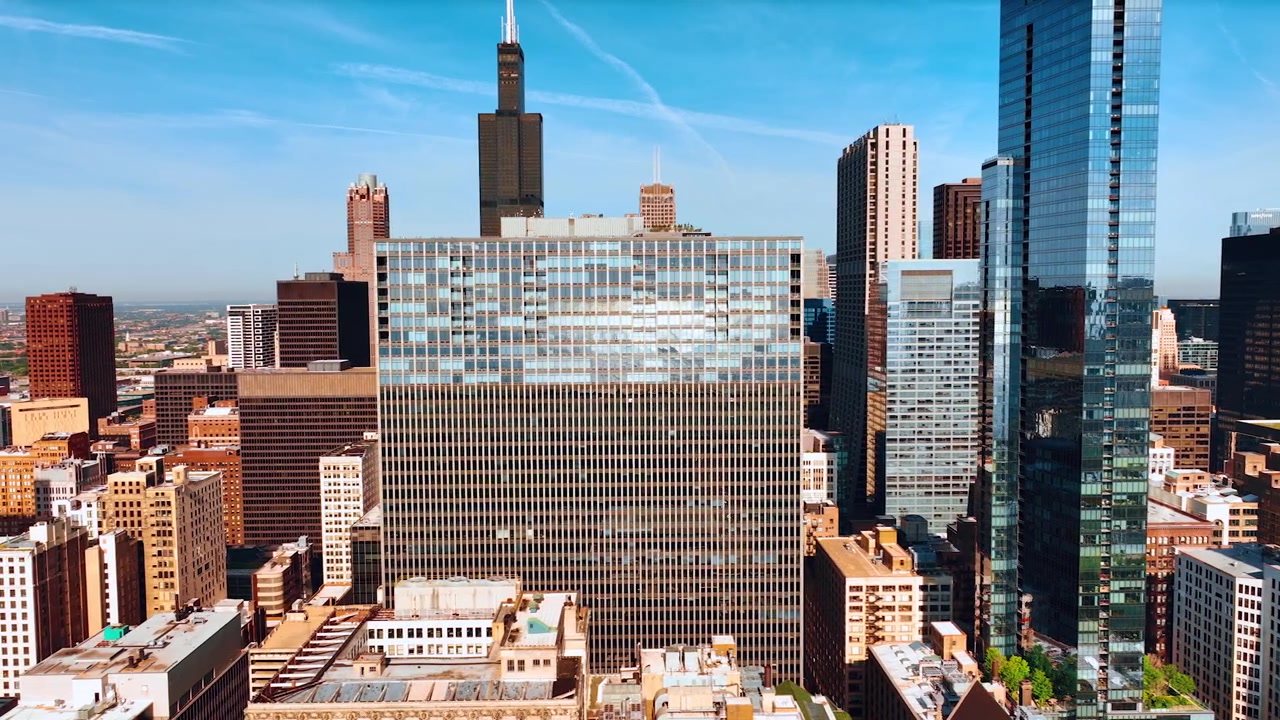 Edificio único en el centro de Chicago, Illinois, EE. UU. Arquitectura urbana soleada desde vista aérea.