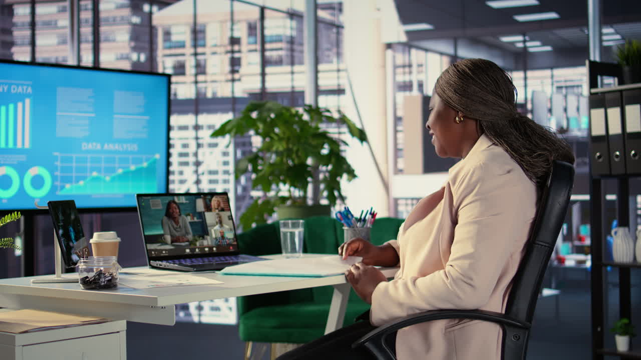 mujer de negocios en videoconferencia