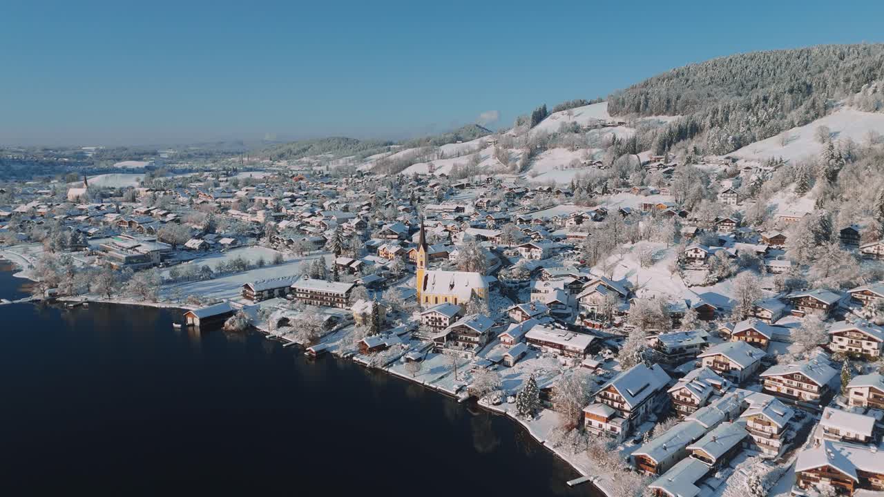 paisaje de invierno del lago schliersee con nieve blanca, montañas y agua azul oscuro