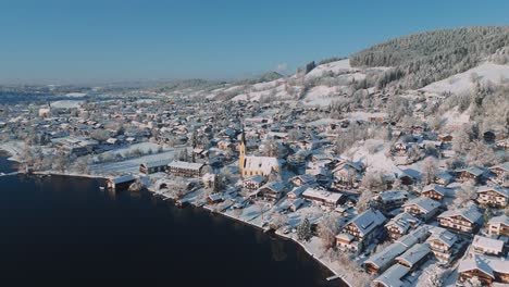 Winterlandschaft-Am-Schliersee-Mit-Weißem-Schnee,-Bergen-Und-Dunkelblauem-Wasser