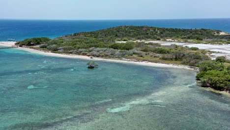 Aguas-Cristalinas-De-Mar-Azul-Alrededor-De-La-Isla-Cabra-En-Montecristi,-República-Dominicana