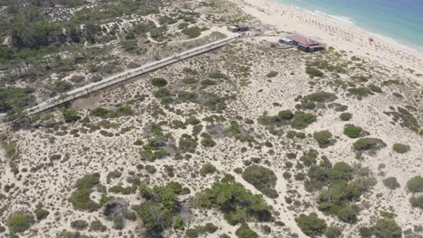 Goldener-Strand-Mit-Grünem-Meer-In-Carvalhal,-Comporta,-Portugal