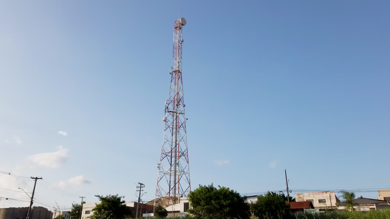 antena de señal telefónica con un hermoso fondo de cielo azul