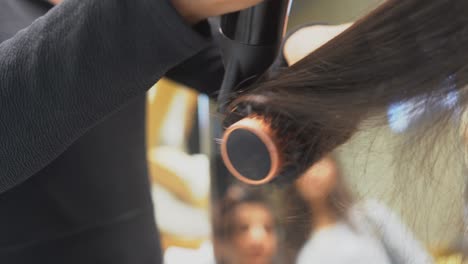 secado del cabello después del lavado en el primer plano del salón