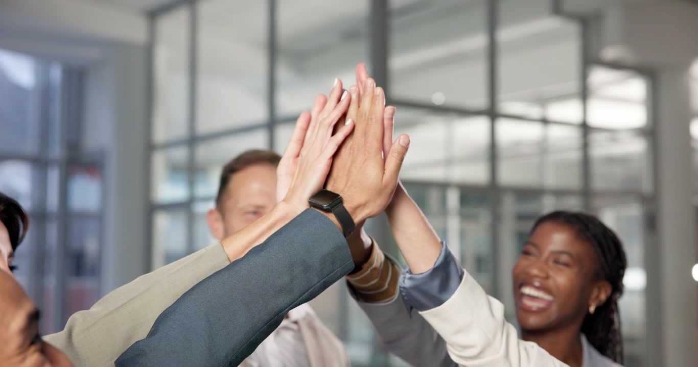 Equipe de negócios diversificada celebrando o sucesso com um toque de mãos