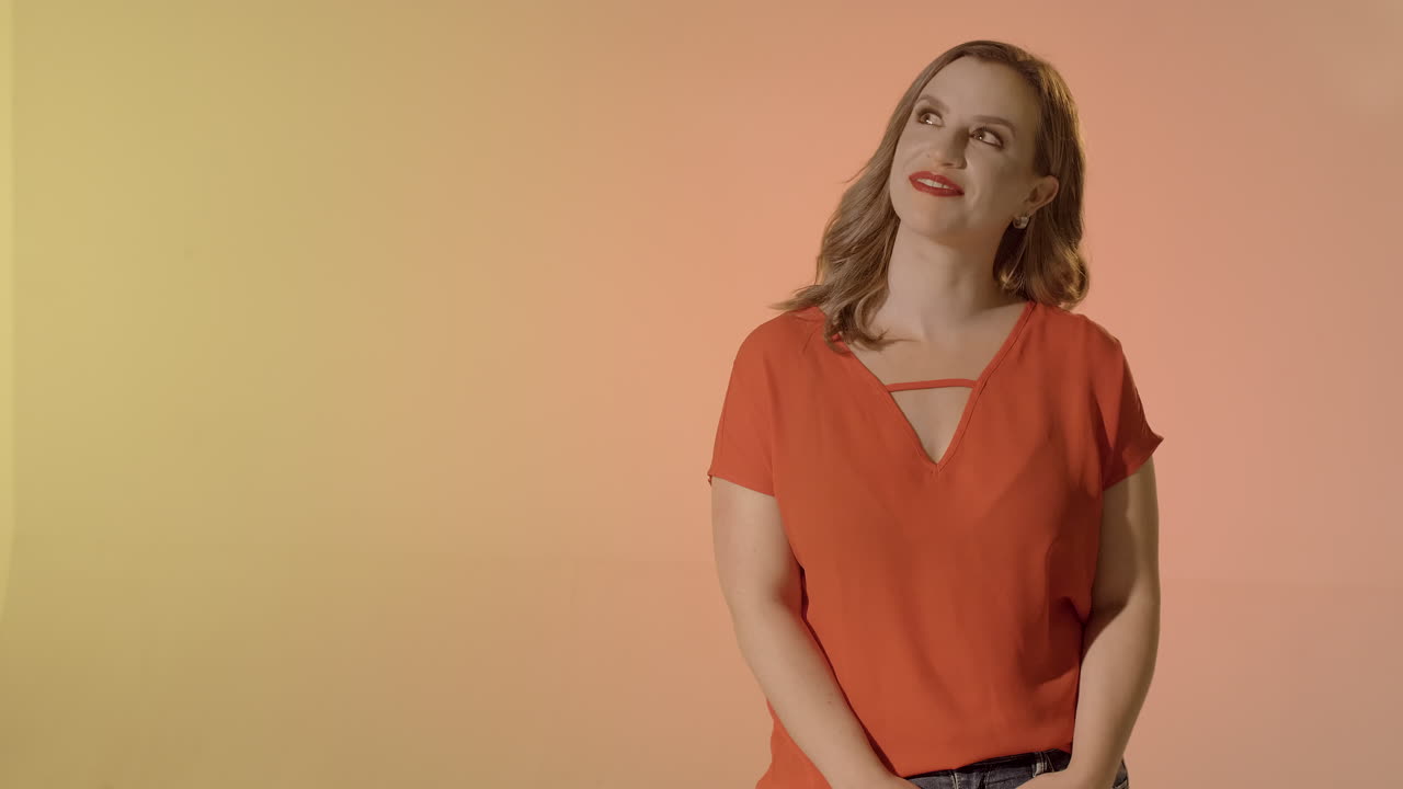 bella bionda sorrisi e pose alla telecamera