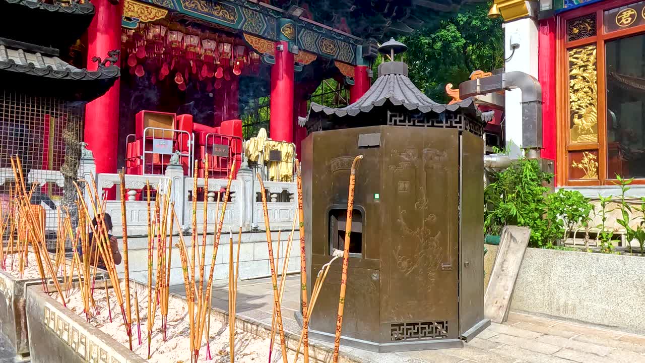 palos de incienso ardiendo en un templo de hong kong