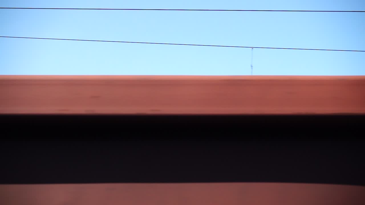Vagone merci di un treno ferroviario. Ripresa in movimento