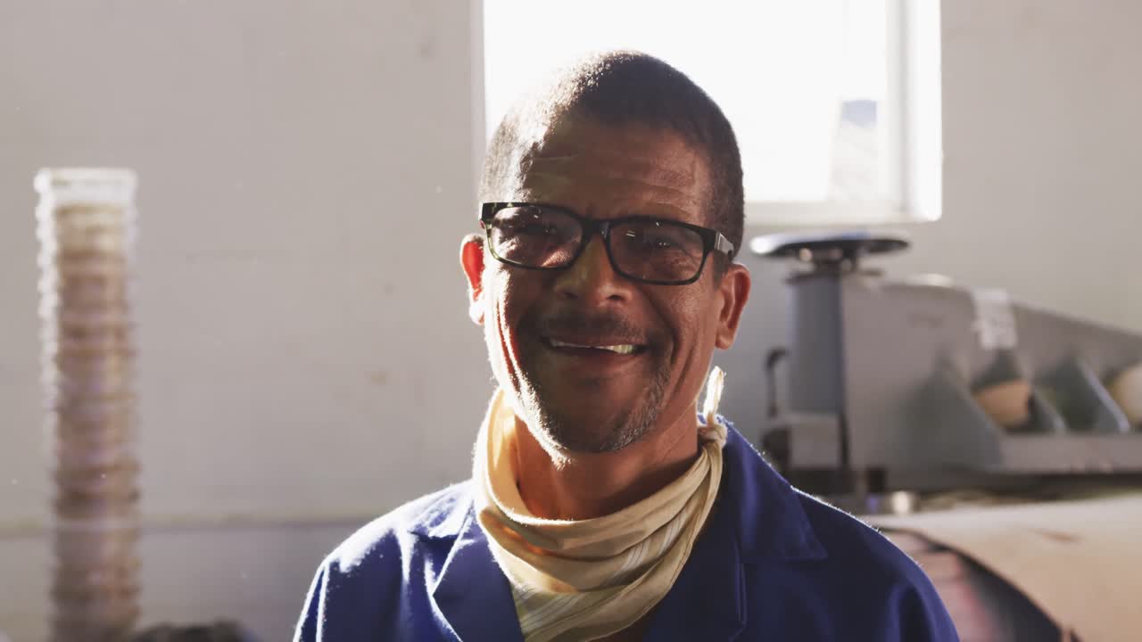 공장 에서  ⁇ 스 인종 노동자 의 앞면