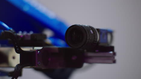 un brazo robótico moviéndose en un laboratorio