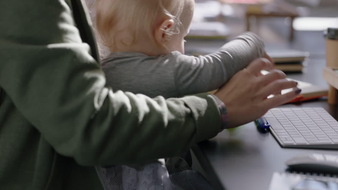 cerca joven caucásica mujer de negocios madre jugando con el bebé hija en el trabajo juguetona niña disfrutando amorosa madre maternidad exitosa en el lugar de trabajo de la oficina