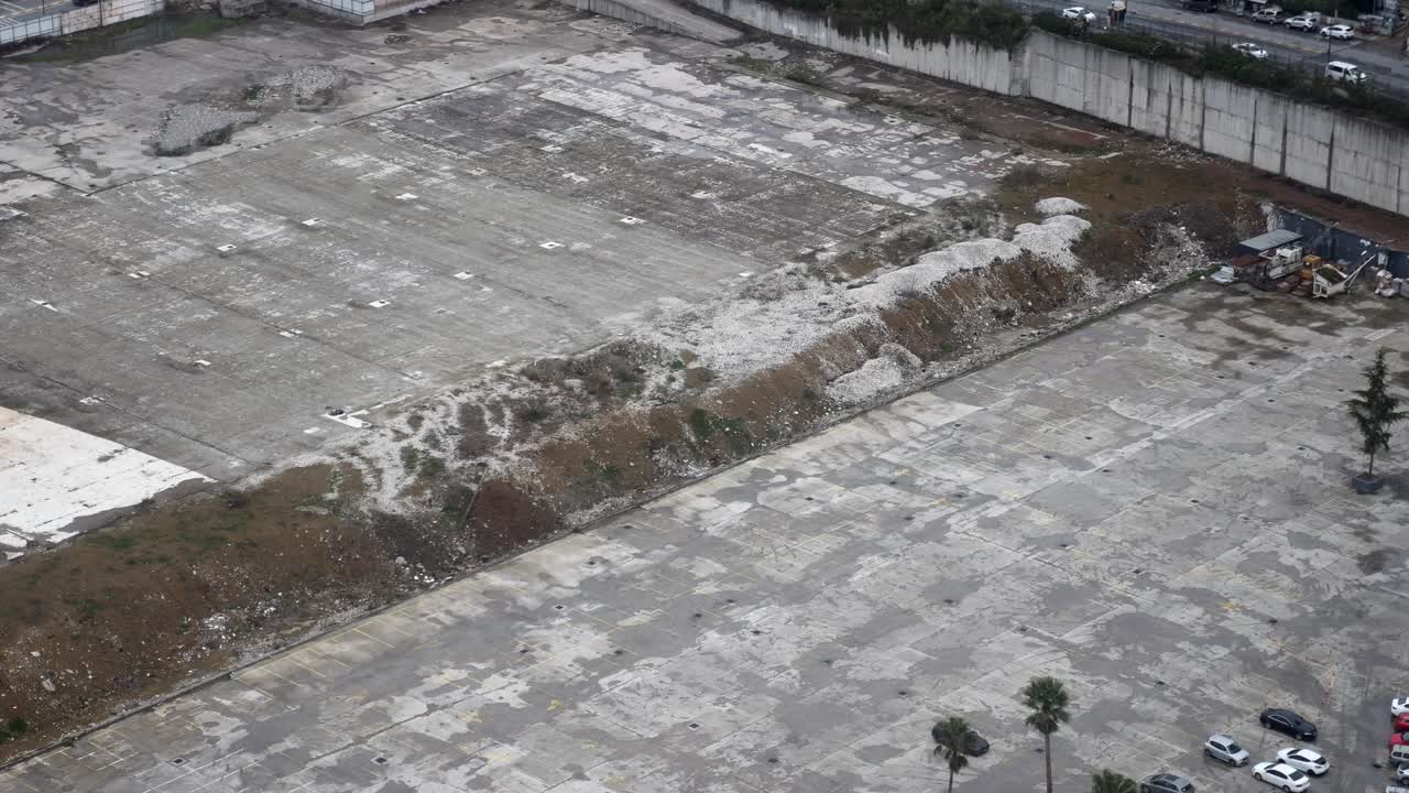 estacionamiento vacío y sitio de construcción