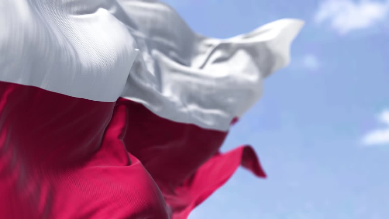 은 날 바람에 흔들리는 폴란드 국기의 세부 사항