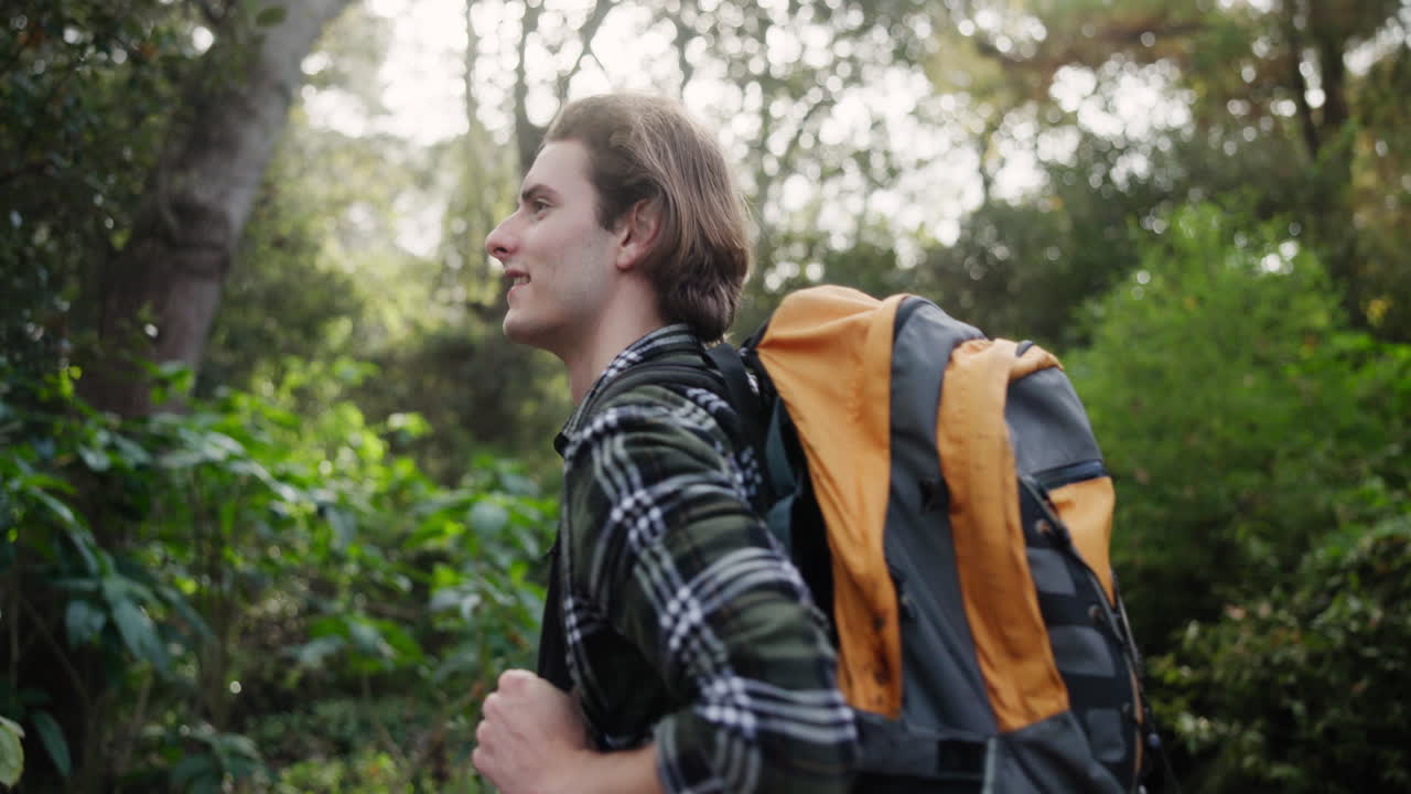 hombre caminando en el bosque