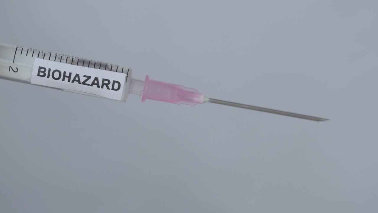 vacuna contra el coronavirus en una jeringa de riesgo biológico - concepto médico 2020 - primer plano