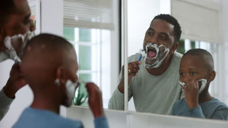 Afeitado,-Espuma-Y-Padre-Con-Niño-En-El-Baño