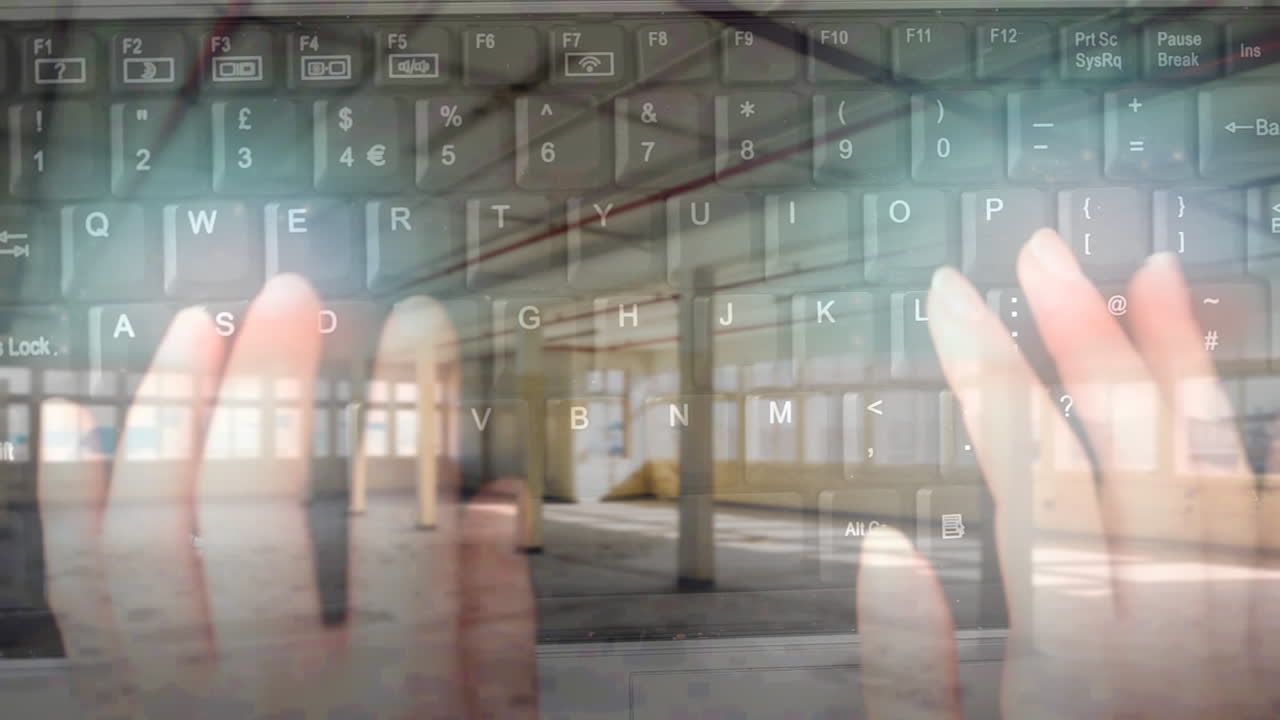 빈 창고 위 에서 컴퓨터 키보드 에 타이핑 하는 여자 의 애니메이션