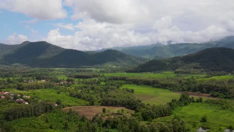 campo rural de luang prabang. toma aérea en ascenso