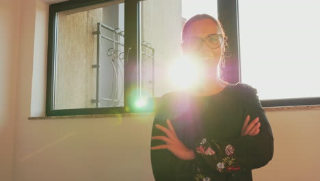 mujer de negocios mirando a la cámara de pie en las escaleras