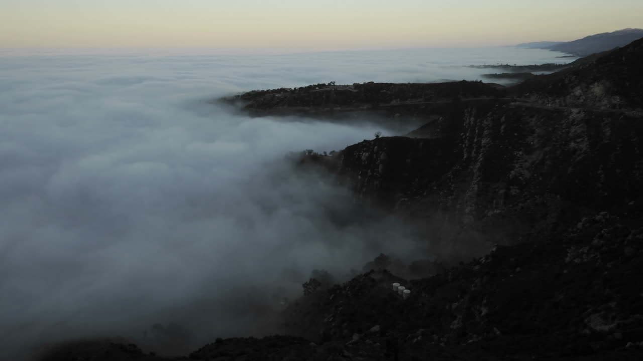 lapso de tiempo de la niebla costera al amanecer a lo largo de las montañas de santa ynez sobre montecito california