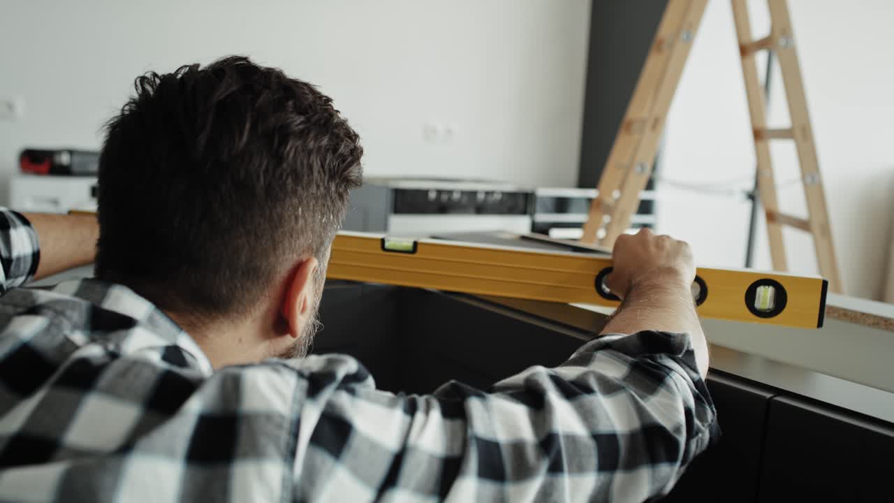 스피리트 레벨을 사용하는 목수의 비디오를  ⁇  아웃