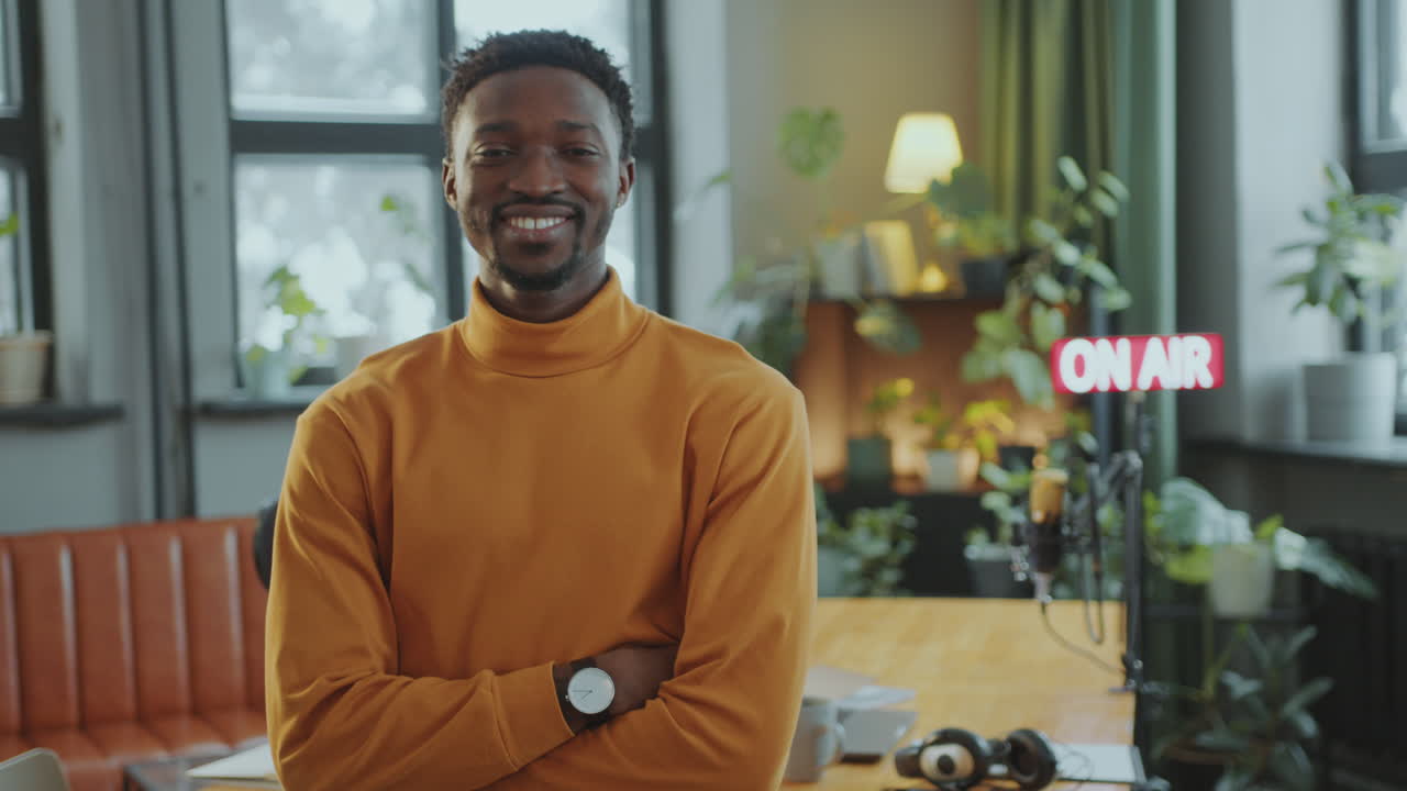 retrato de un hombre afroamericano positivo en un estudio de podcast