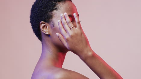 mujer afroamericana con cabello oscuro corto en luz azul y rosa con espacio de copia, cámara lenta