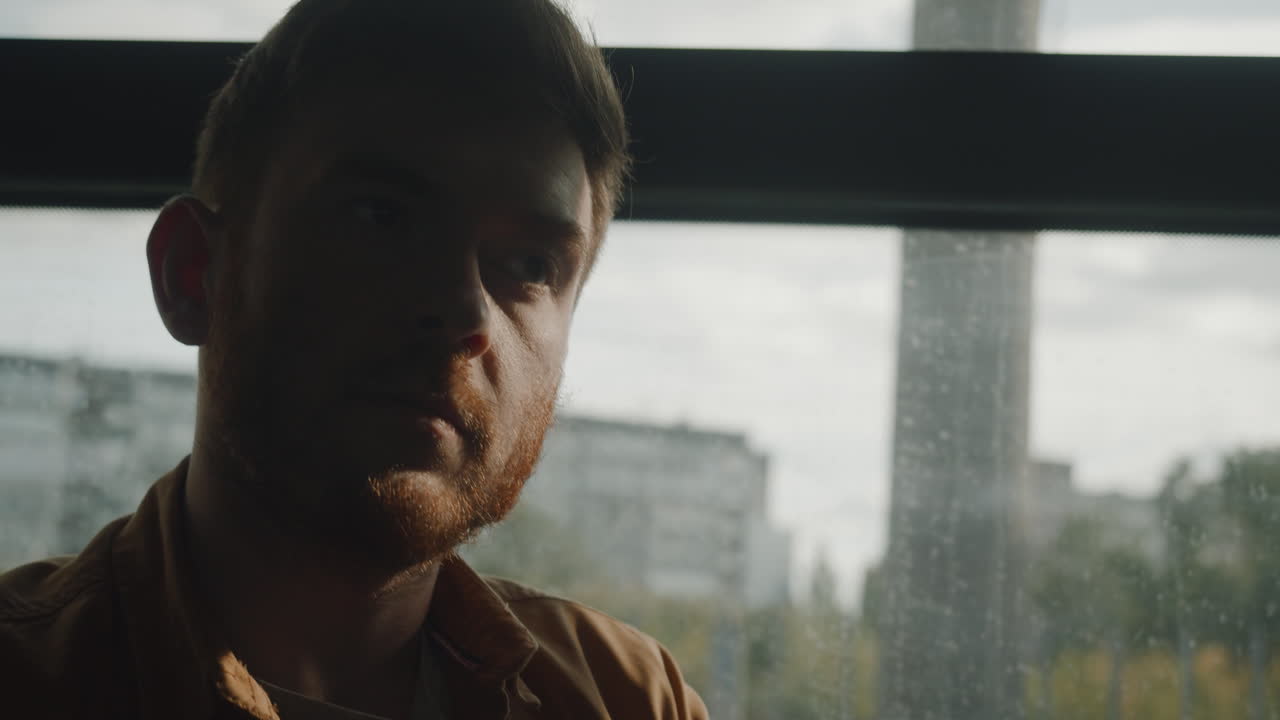 창밖을 바라보는 남자