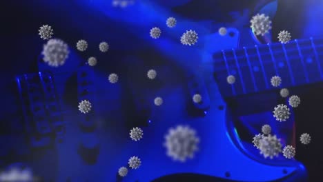 Digitales-Zusammengesetztes-Video-Von-Covid-19-Zellen,-Die-Sich-Gegen-Den-Mittelteil-Eines-Mannes-Bewegen,-Der-Eine-Elektrische-Gitarre-Spielt