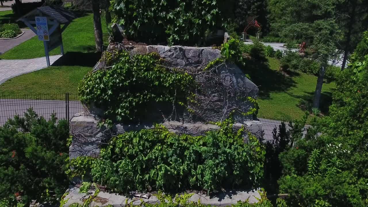 cullen central park con el antiguo edificio del molino cubierto de hiedra, pedestal aéreo disparado por un dron, canadá