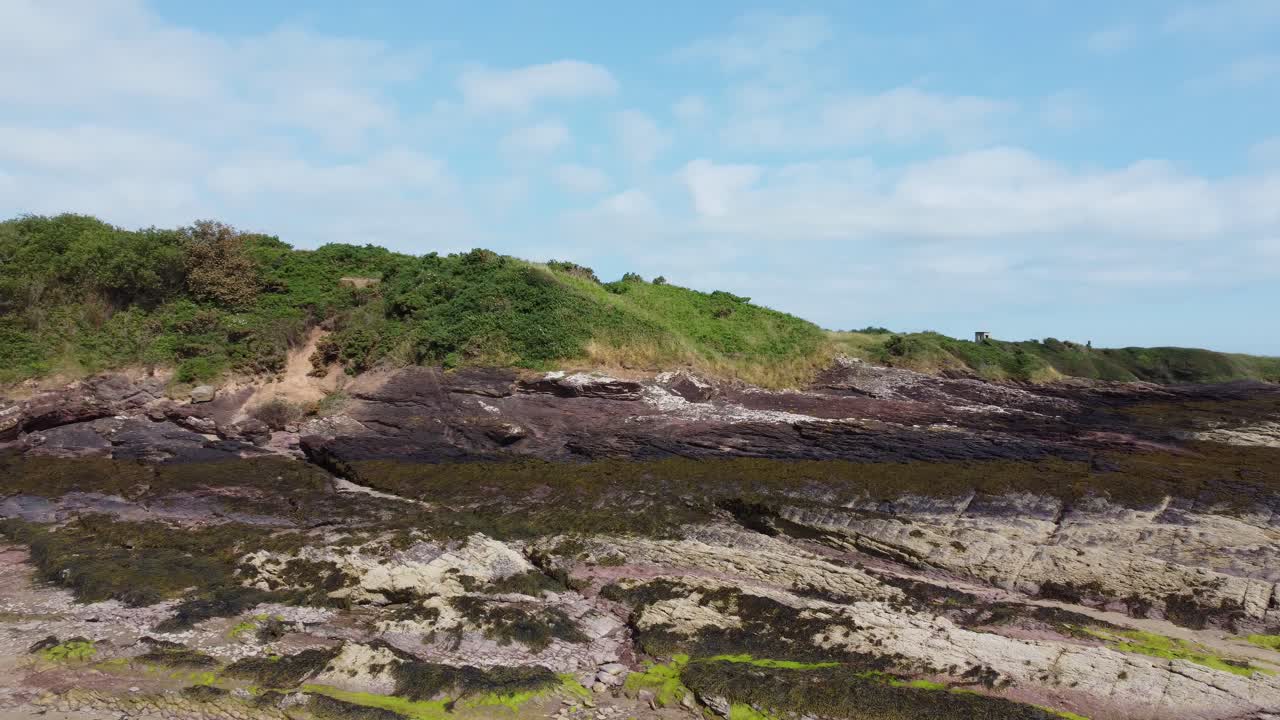 lethligwy erosionó la costa de la playa de arena vista aérea a través de la costa galesa erosionada