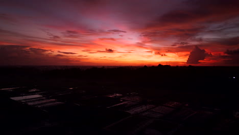 impresionante cielo colorido y brillante del atardecer