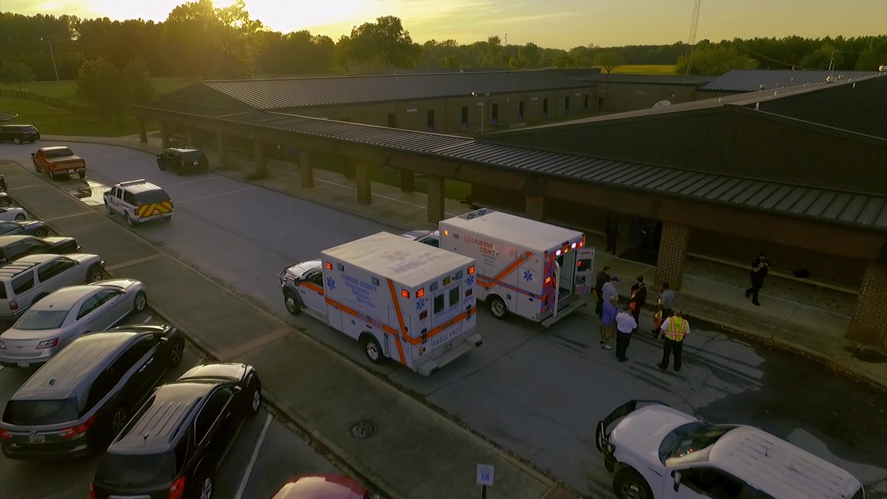 Luftfoto af to ambulancer, der venter på patienter ved solnedgang i South Carolina, USA