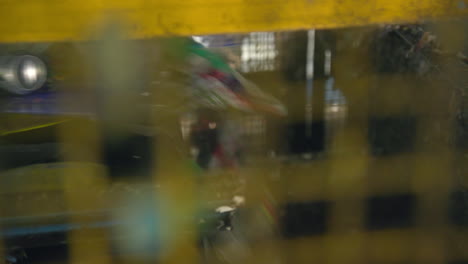 planta de reciclaje de botellas de plástico y latas de aluminio en una cinta transportadora