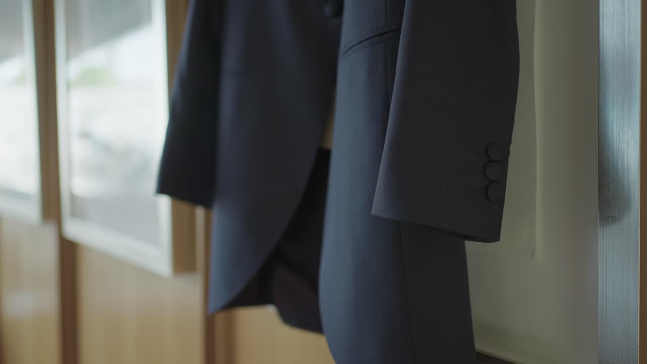 부드러운 자연광이 비치는 아침에 맞춰 제작된 포멀 정장