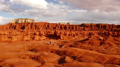 Utah-Desert-Goblin-Valley-State-Park-Frau-Zu-Fuß-Drohnenaufnahme