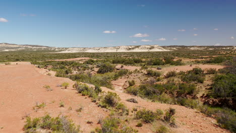 hacia adelante viajando arbusto desierto costa este argentina rawson chubut argentina ocre arena