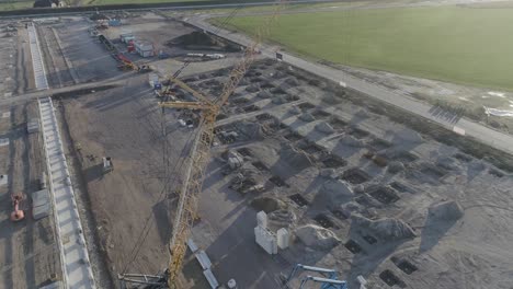 toma de drones de un sitio de construcción muy grande con una grúa grande