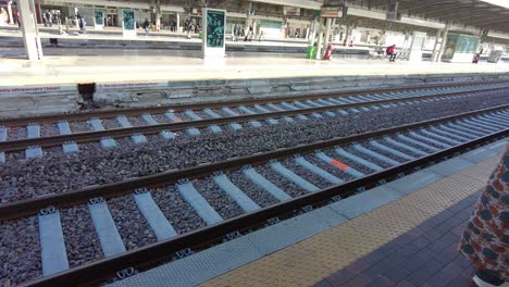 Plataforma-Ferroviaria-Italiana-Y-Vías-En-La-Estación-Termini-En-Roma-Italia