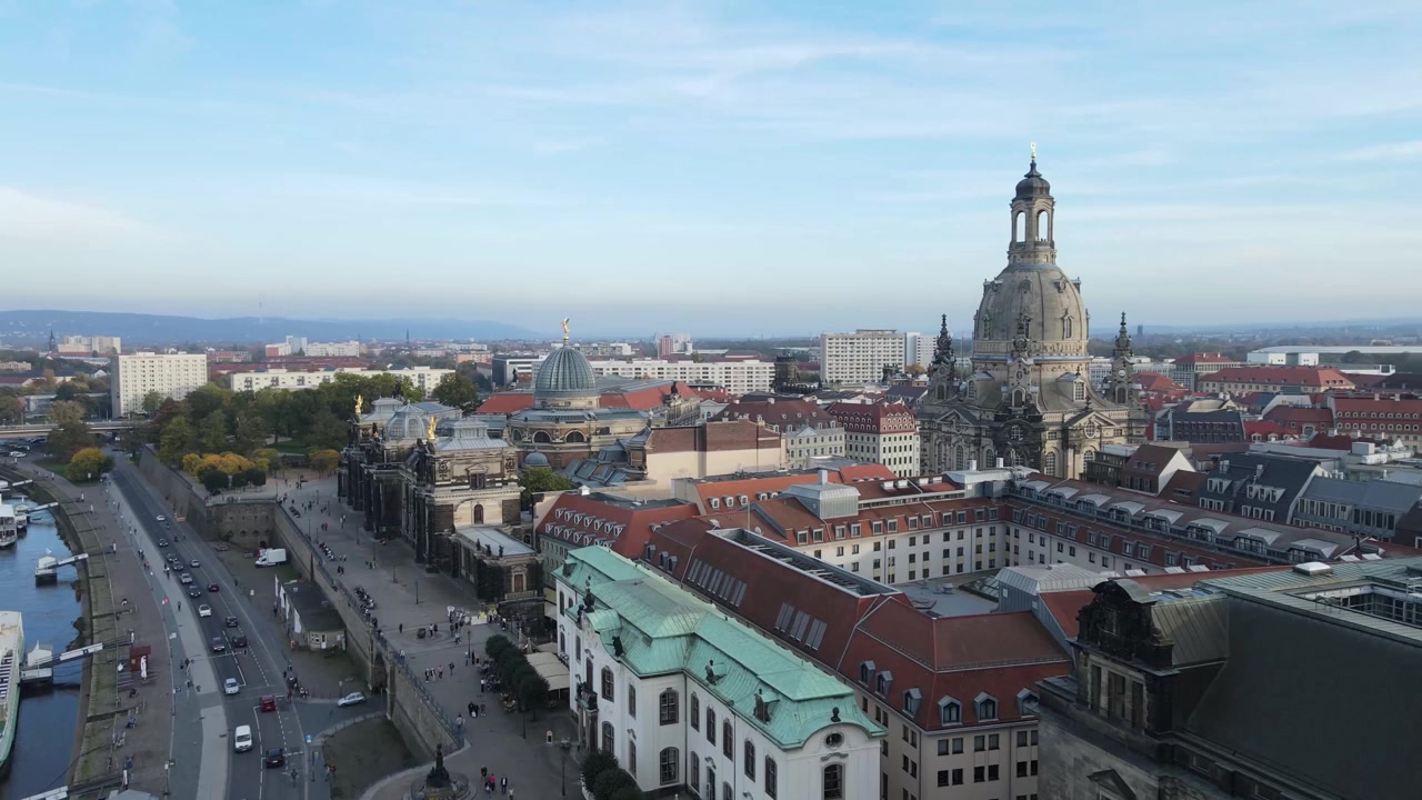 Drone sirkler rundt en gyllen statue og snur tilbake mot Dresden Frauenkirche