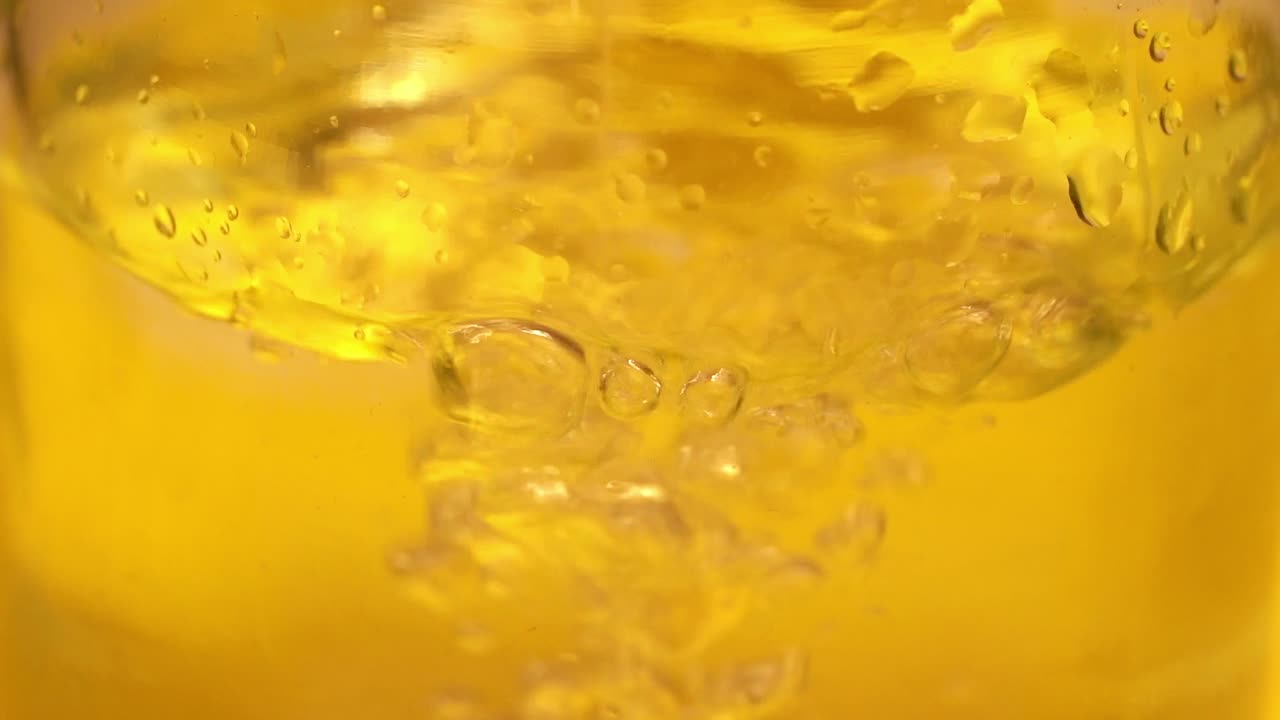 병에 물이 아지는 느린 영상