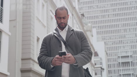 Hombre-Casual-Leyendo-Texto-En-El-Teléfono