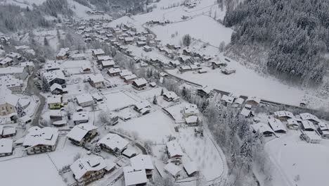 Toma-Aérea-De-Un-Pueblo-De-Montaña-Cubierto-De-Nieve