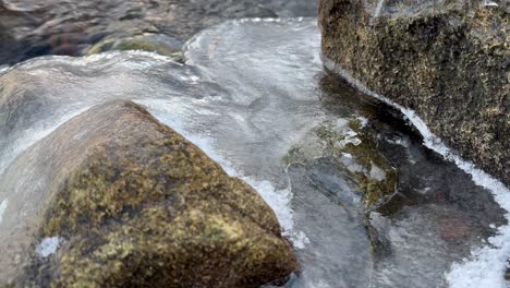 Tranquila-Costa-Invernal-En-Noruega,-Capturada-En-Cámara-Lenta-Y-Suave-Y-Claridad-De-4k