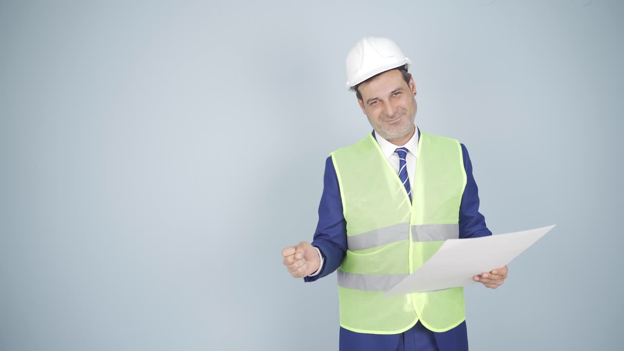 el ingeniero presenta el proyecto.